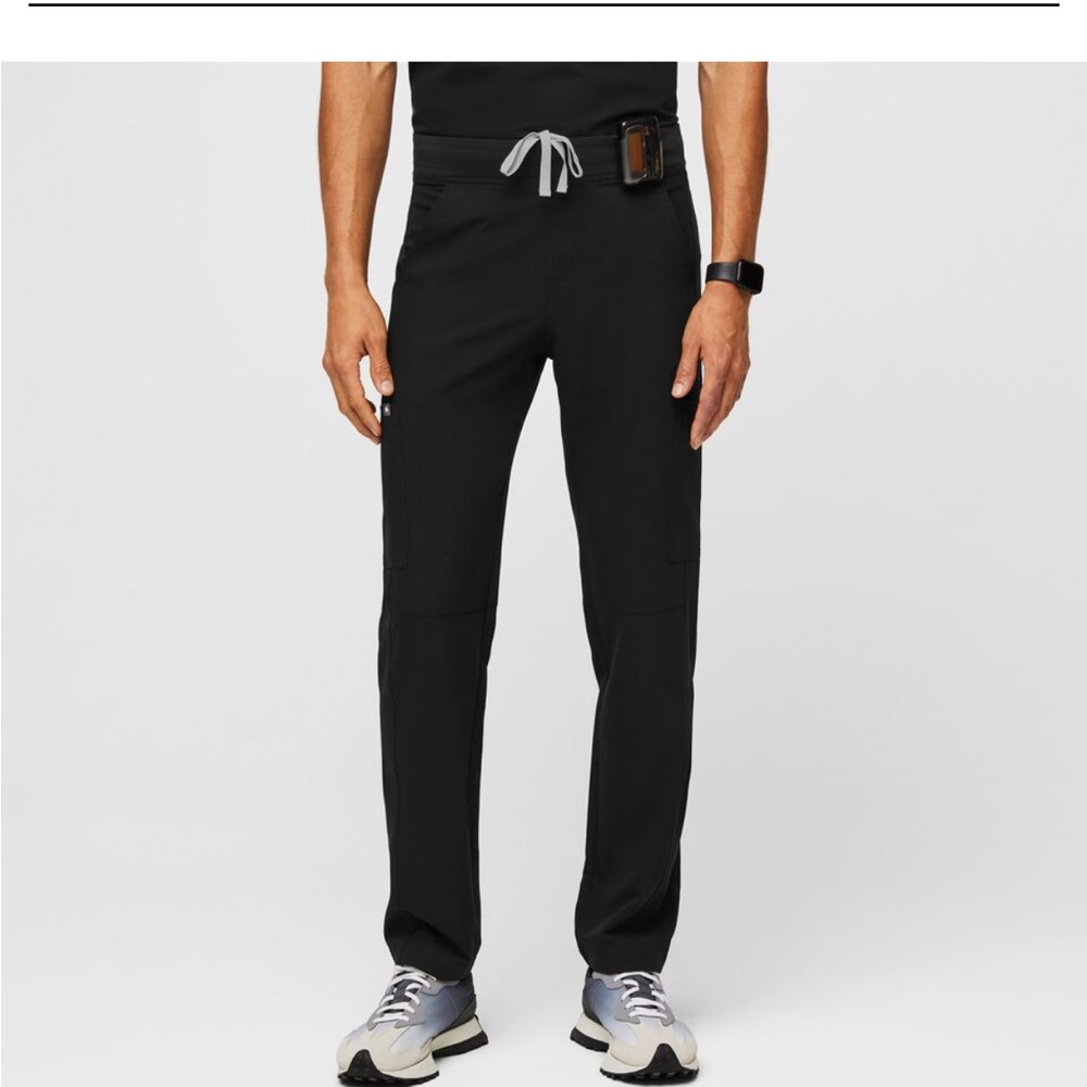 Men’s FIGS scrub cargo pants- medium with short leg